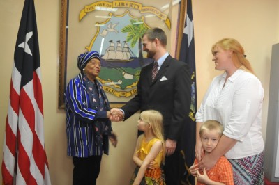  President Sirleaf poses with Dr. Brantly and his family following the meeting